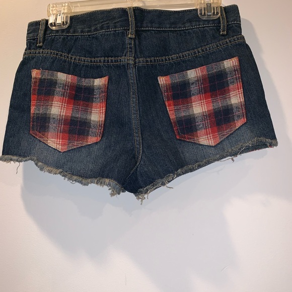 New plaid shorts - Picture 3 of 4